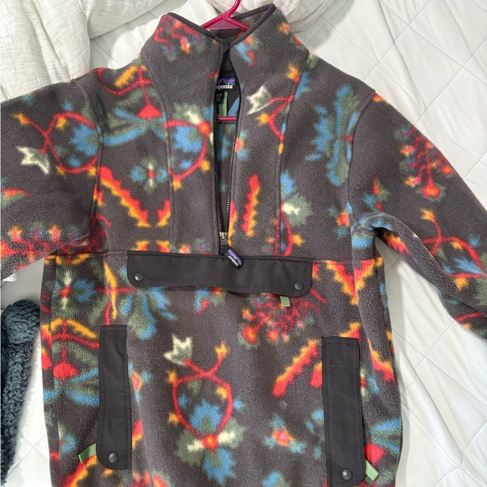 Patagonia Unisex Pullover fits looser